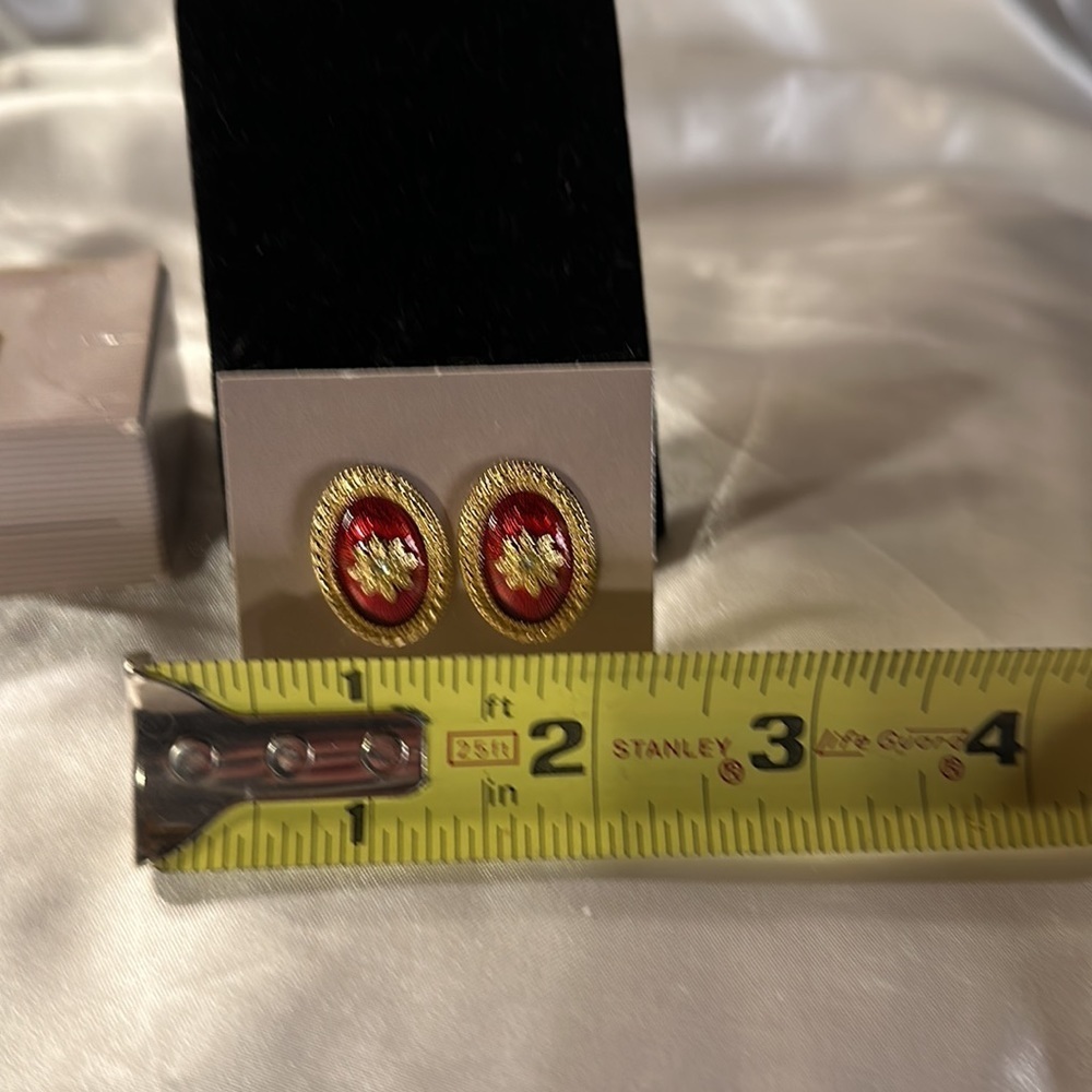 Avon (1990) Vintage Holiday Hues earrings (Goldtone/Red) NIB - Picture 3 of 4